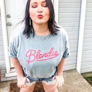 Blonde t-shirt in light blue and distressed